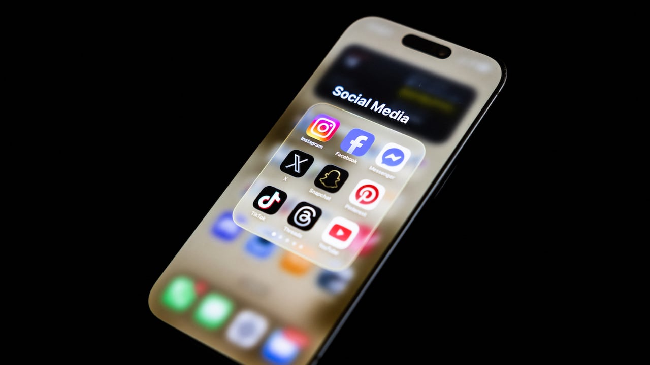 Could Ottawa actually enforce a social media ban for kids?