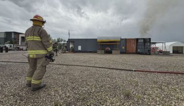 Winnipeg mayor takes part in live-fire training