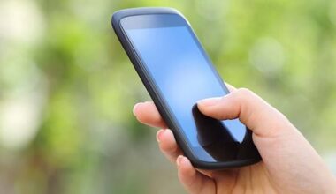 Bell, Telus under under fire for charging fees that 'appear' to violate new rules