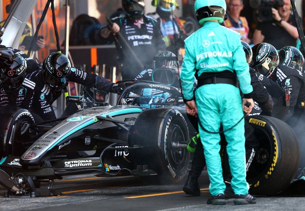 Problems hit George Russell in the pit stops