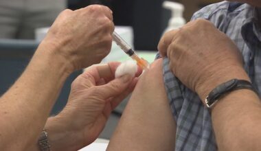 Alberta urged to follow federal guidance as it develops fall COVID-19 vaccine plan