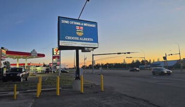 Pro-separation sign campaign grows from 1 to 3 amid standoff in Taber