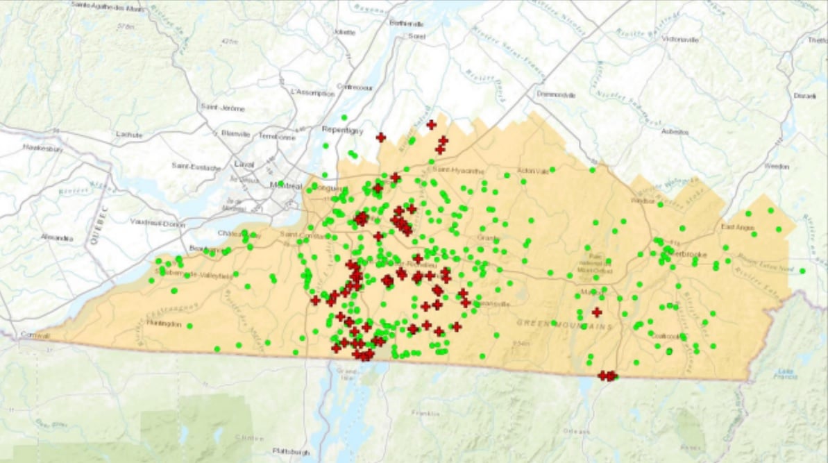 Map of Montérégie and Estrie, including points on the map where raccoon specimens have been collected. Red spots mean rabies has been identified, green spots means a specimen was collected but no rabies was found.