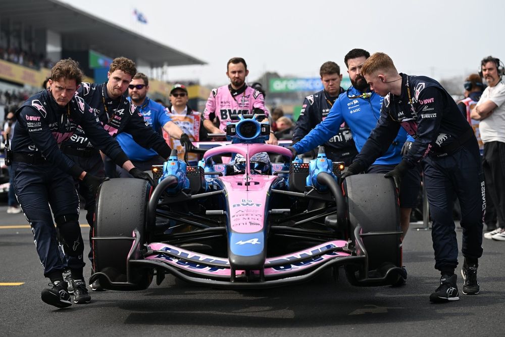 Opting for pull-rod front 
suspension facilitates 
the use of a curved-plane wing 