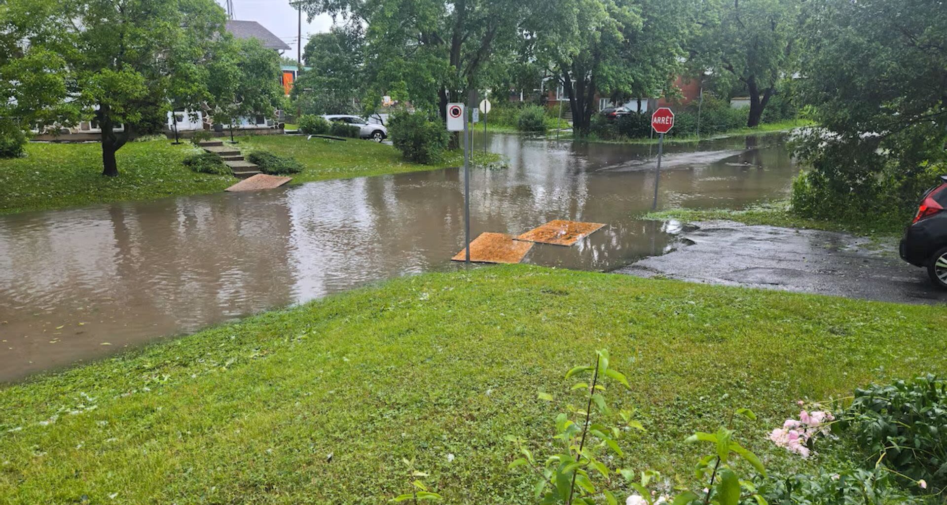 Thunderstorm over Montreal leads to flooding, street closures and power outages