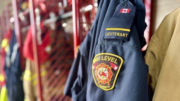 Wave of new wildfires pops up in northwest Alberta as heat warning is issued for region