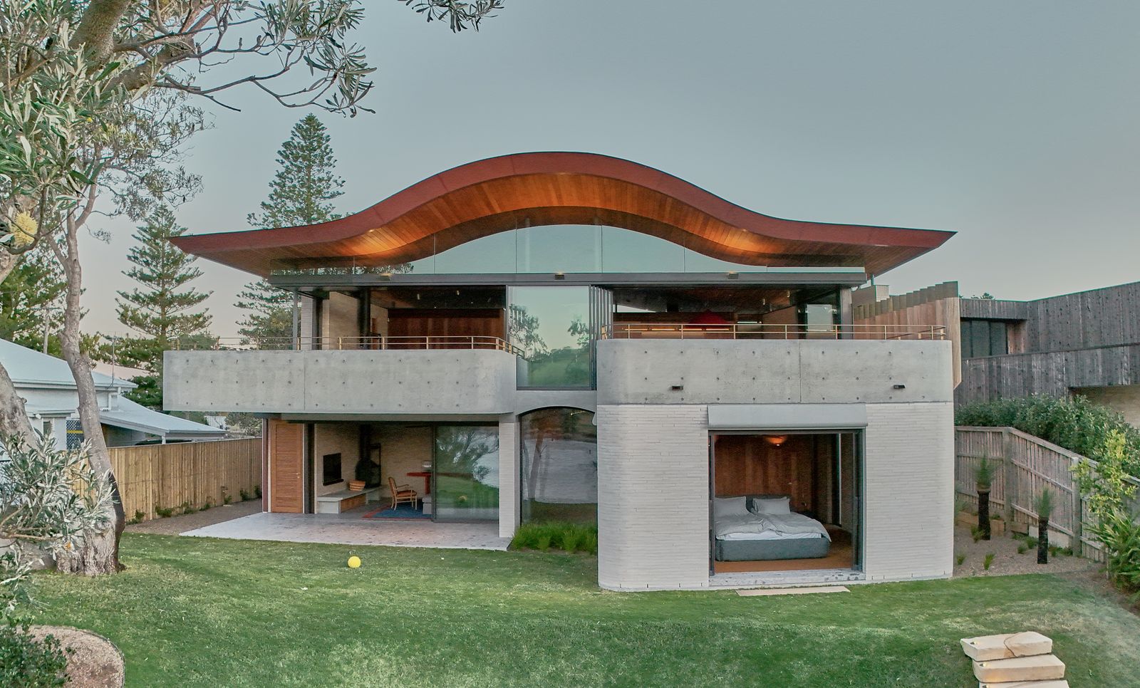 Like a Hat, a Wavy Roof Caps This Beach House in Australia