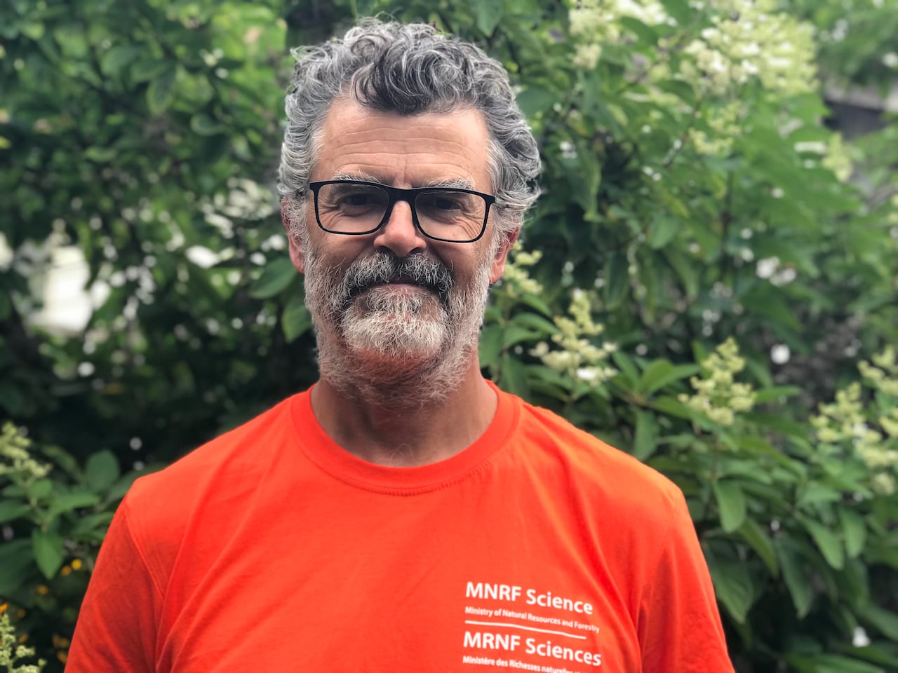A man in an orange tee.