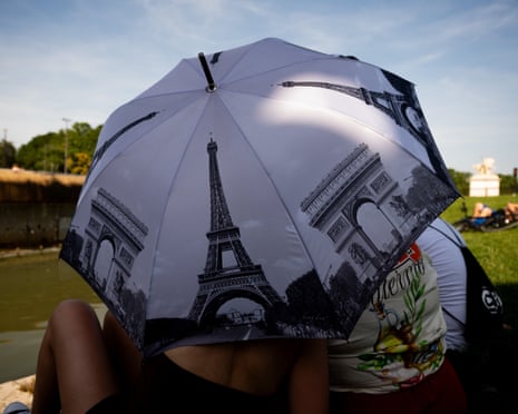 As Paris remains under a red heatwave alert, tourists and residents are gathering at the Trocadéro fountains to seek relief from the extreme temperatures.