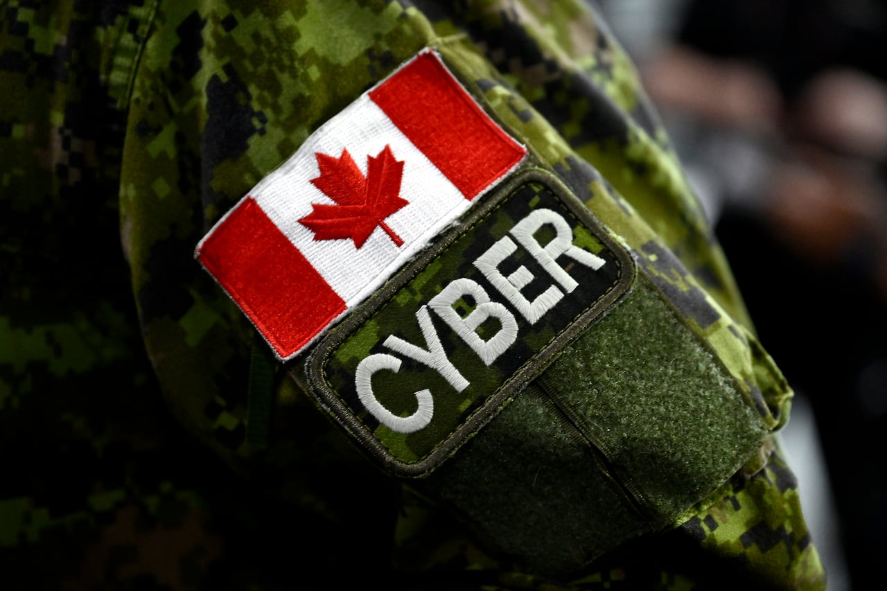 A badge of Canadian flag