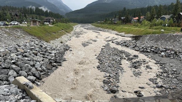 Heavy rainfall triggers flood warnings, evacuation alerts west of Calgary
