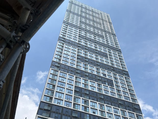 Condo dwellers swelter as AC shuts down ahead of Toronto heat wave