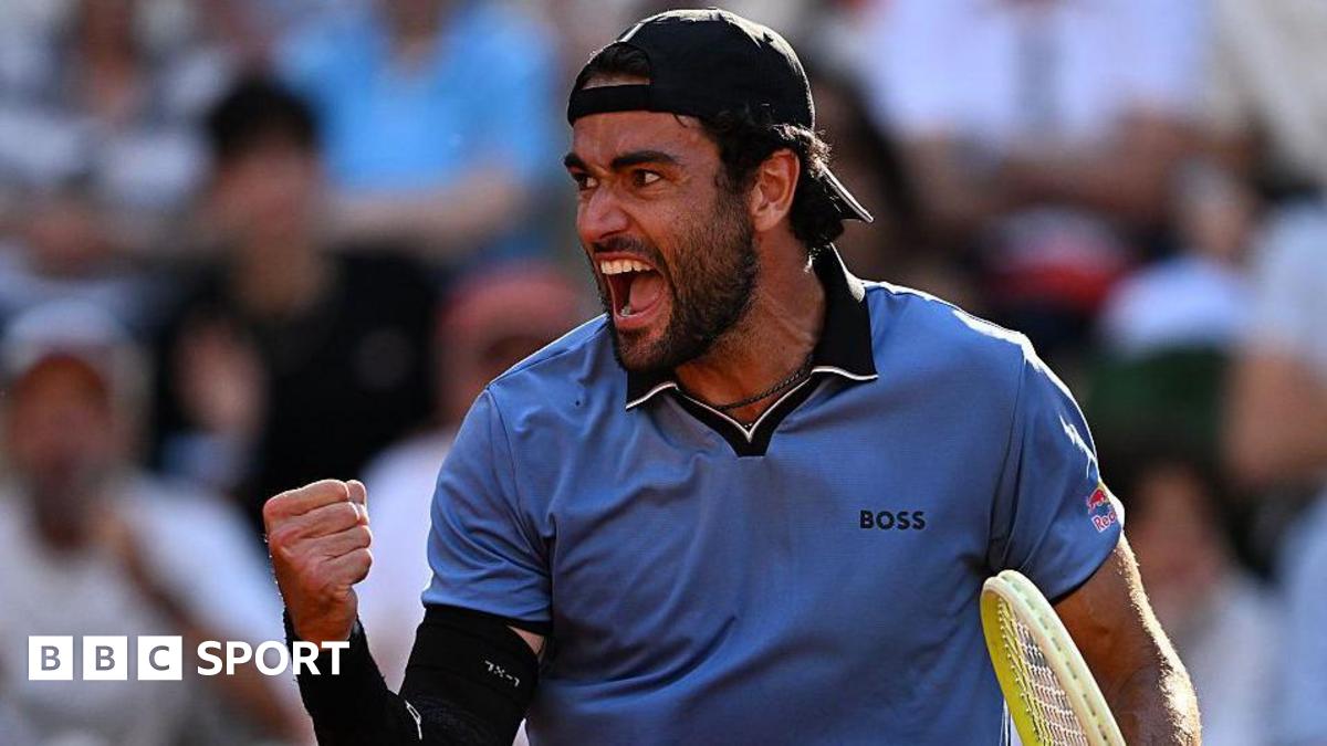 Matteo Berrettini holds up his fist and celebrates