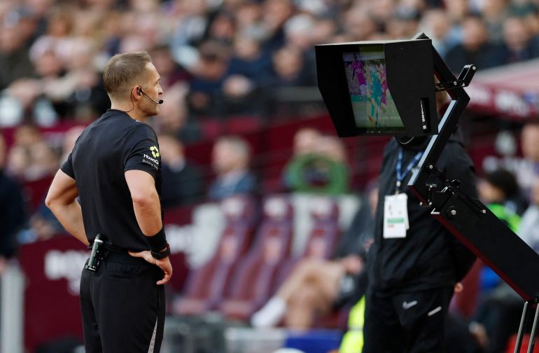Soccer Football - FA Cup - Quarter Final - West Ham United v Leeds United - London Stadium, London, Britain - April 5, 2026 Referee Craig Pawson looks at a VAR screen before awarding Leeds United a penalty kick Action Images via Reuters/Peter Cziborra