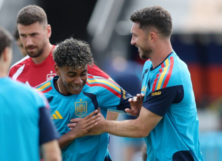 Soccer Football - FIFA World Cup 2026 - Spain Training - Kennesaw State University, Kennesaw, Georgia, US - June 20, 2026 Spain's Lamine Yamal and Aymeric Laporte during training IMAGN IMAGES via Reuters/Brett Davis