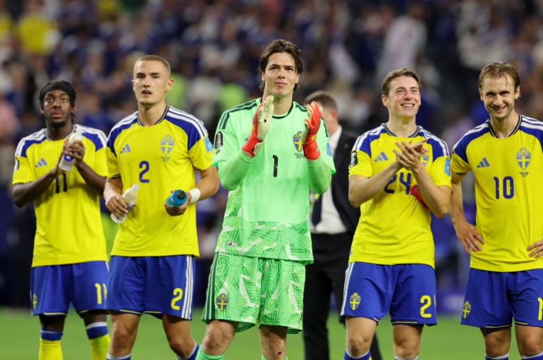 Soccer Football - FIFA World Cup 2026 - Group F - Japan v Sweden - Dallas Stadium, Arlington, Texas, U.S. - June 25, 2026 Sweden's Anthony Elanga, Gustaf Lagerbielke, Jacob Widell Zetterstrom, Elliot Stroud and Benjamin Nygren react after the match IMAGN IMAGES via Reuters/Tim Heitman