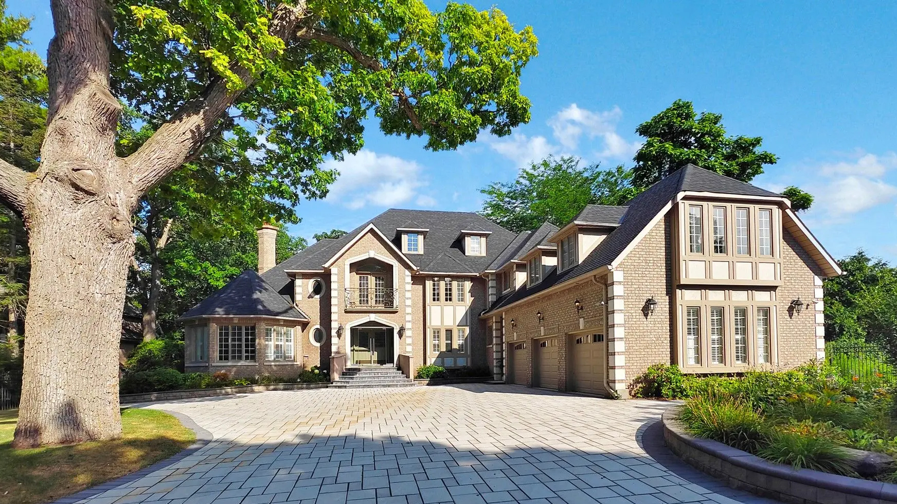 2416 mississauga road