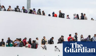 Supreme court lets Trump turn back asylum seekers at US-Mexico border | US supreme court