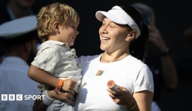 Amanda Anisimova with her nephew during Wimbledon