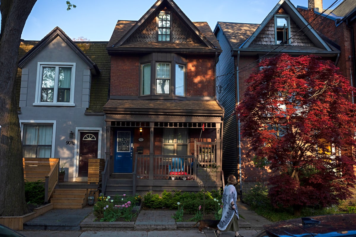 Almost 10% of Toronto mortgage holders won’t qualify to refinance next year, BoC says