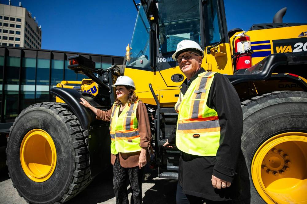 MIKAELA MACKENZIE / FREE PRESs fileS
From left: Winnipeg Coun. Janice Lukes and Mayor Scott Gillingham announce this summer’s road construction projects on May 8.