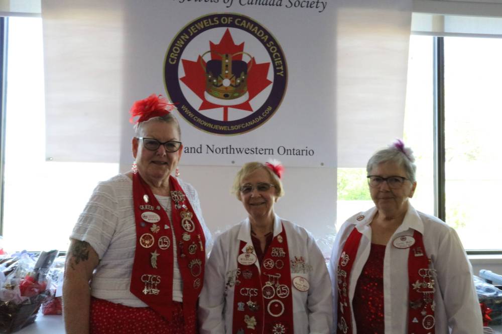 Photo by Rylee Gerrard
(From left) Cheryl McKitrick, Margie Malo, and Cecile Malo dressed in the Crown Jewels Society of Canada’s colours at the annual provinical Spring Fling.