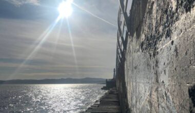 A warm spring sun shines on Ogden Breakwater in Victoria. The Gonzales Weather station recorded a daily record-breaking temperature Monday (June 22). (Christine van Reeuwyk/Victoria News)
