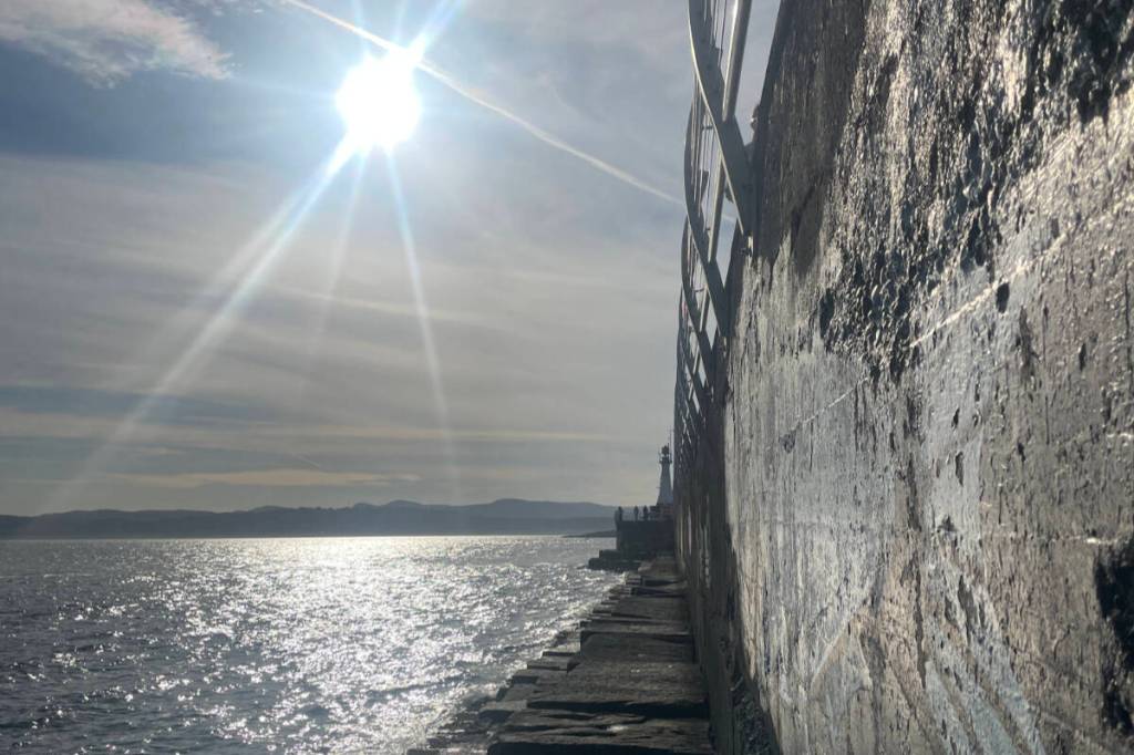 A warm spring sun shines on Ogden Breakwater in Victoria. The Gonzales Weather station recorded a daily record-breaking temperature Monday (June 22). (Christine van Reeuwyk/Victoria News)