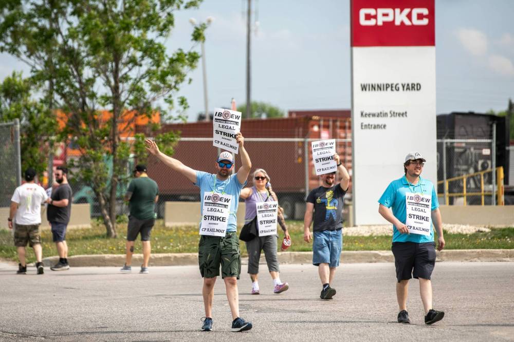 MIKAELA MACKENZIE / FREE PRESS
Winnipeg-based IBEW union members form a picket line at the CPKC railyard on Keewatin Avenue on Monday. CPKC says rail service will continue.