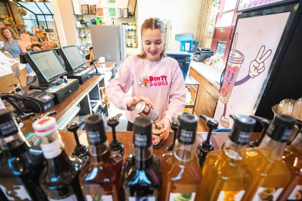 MIKAELA MACKENZIE / FREE PRESS
Kalila Sullivan makes custom beverages at Sodie’s Dirty Sodas at The Forks.