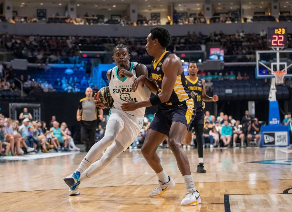 BROOK JONES / FREE PRESS FILES
The Winnipeg Sea Bears signed fan favourite Trevon Scott (left) on Saturday. The forward will be in the lineup as the club concludes its four-game road trip this week.
