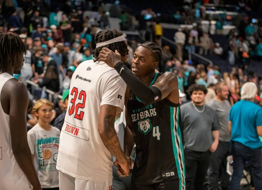 BROOK JONES / FREE PRESS FILES
Winnipeg Sea Bears head coach Mike Raimbault is confident forward Trevon Scott’s (right) innate toughness and grit will help the club clean up its rebounds.