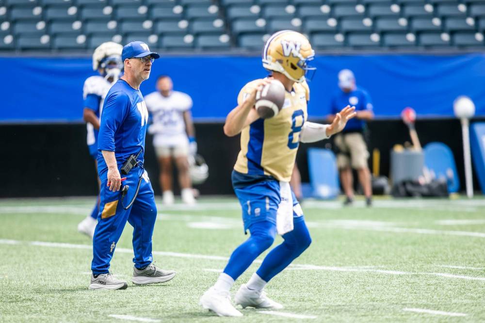 MIKAELA MACKENZIE / FREE PRESS
Winnipeg Blue Bombers offensive co-ordinator Tommy Condell (left) is just one of the few faces on the team in a coaching role this season.