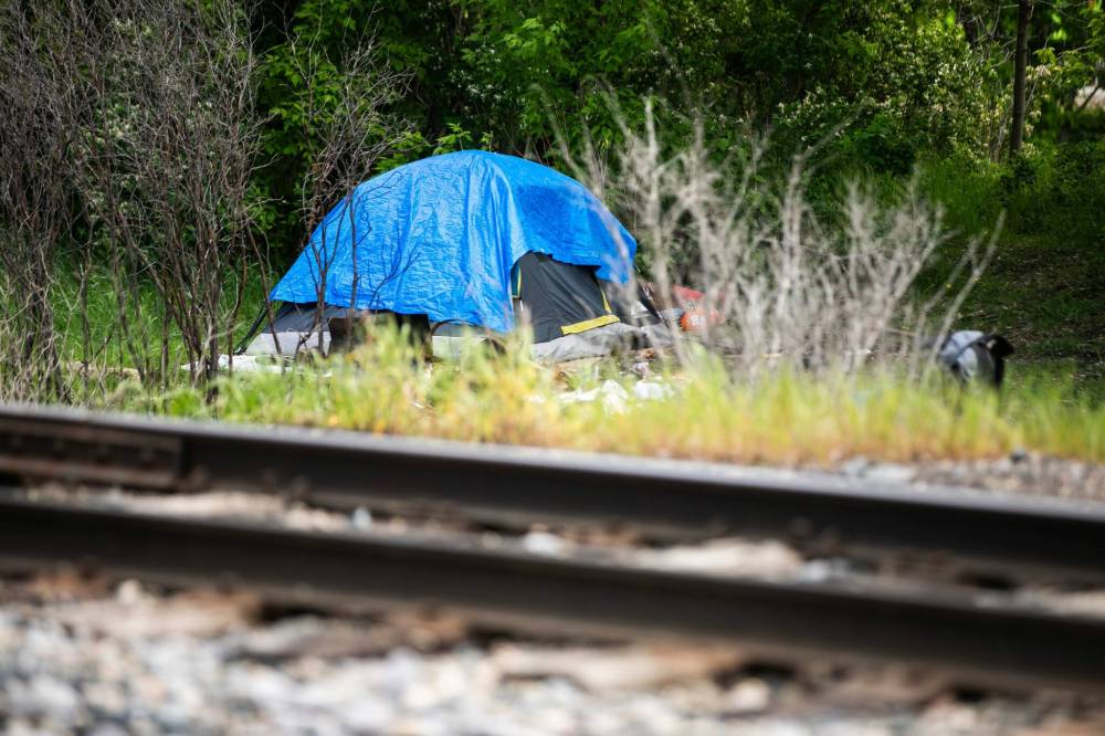 MIKAELA MACKENZIE / FREE PRESS
A tent near a rail line along Omands Creek on Wednesday. Two city councillors want to work with railway operators on encampments so the city can enforce its bylaw on rail property which is outside city jurisdiction.