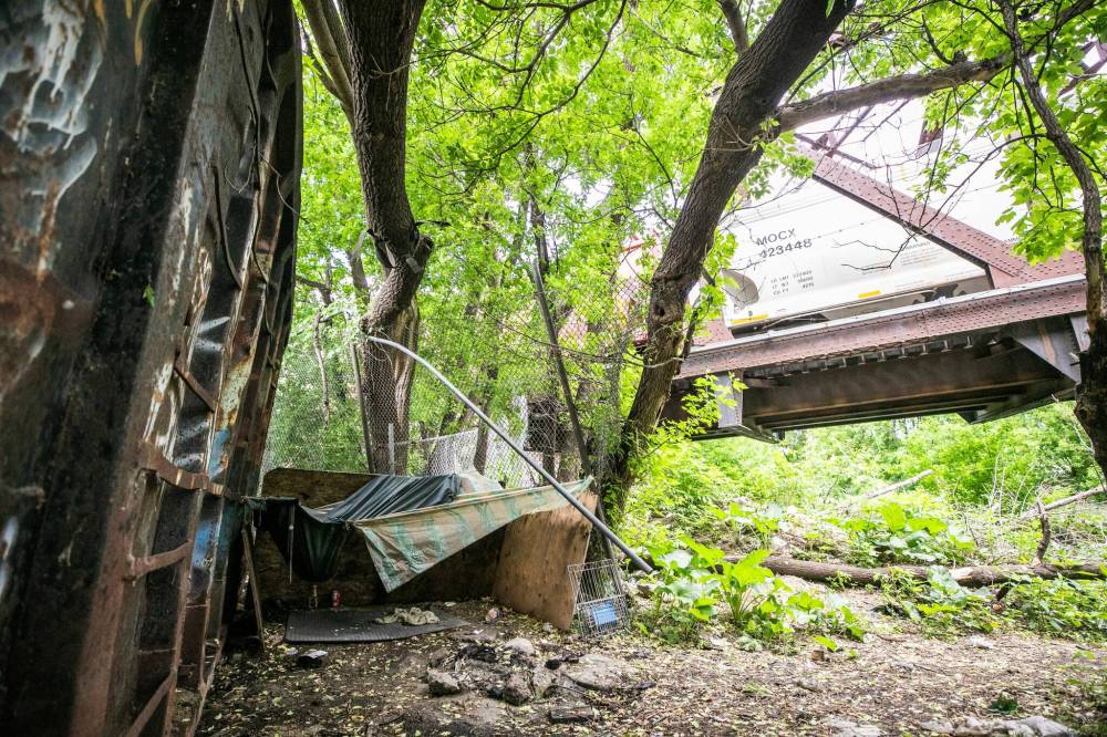 MIKAELA MACKENZIE / FREE PRESS
A tent near a rail line at the tip of Point Douglas on Wednesday. Winnipeg’s encampment bylaw prohibits camps from being located within 50 metres of a rail line, but the city has limited authority to act when those encampments are on railway property, which is considered private land.