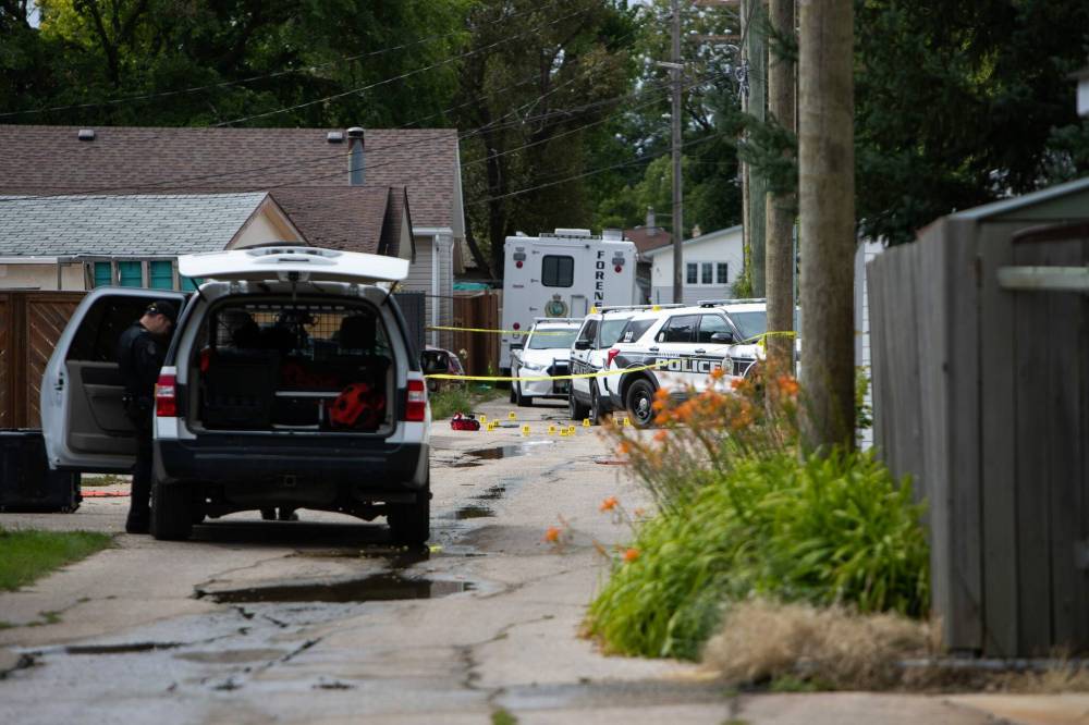 DANIEL CRUMP / FREE PRESS FILES
Police at the scene of the 2022 shooting in a lane behind Bernier Bay in Windsor Park.