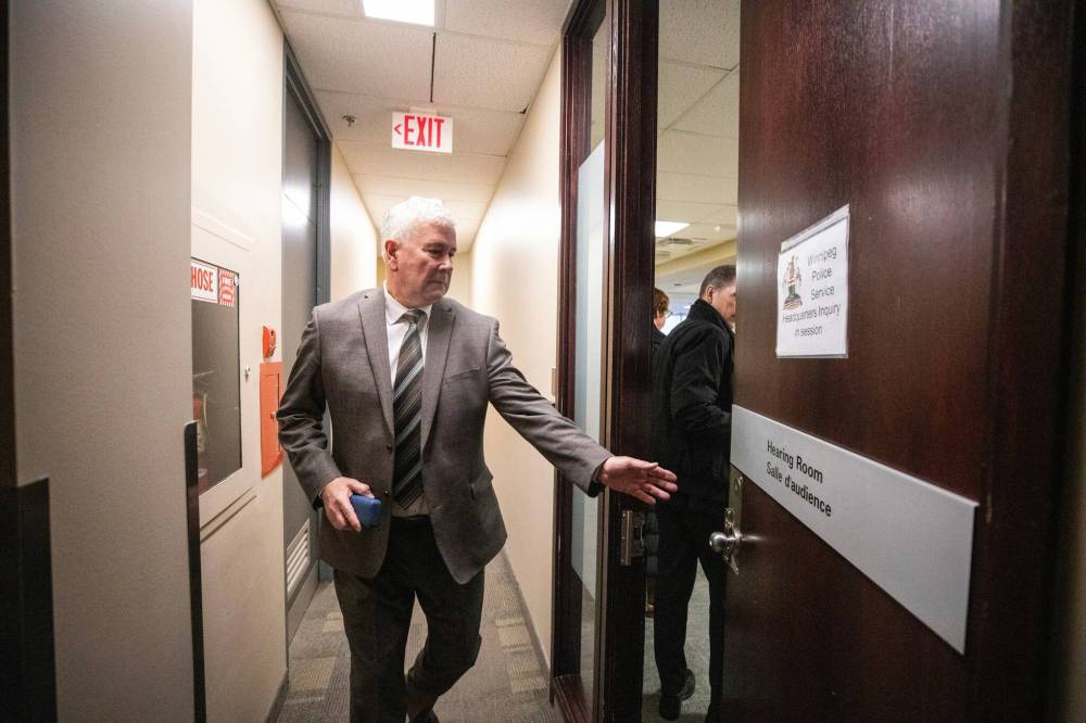 MIKAELA MACKENZIE / FREE PRESS
Commissioner Garth Smorang walks into the Winnipeg Police Service headquarters inquiry hearings at the Public Utility Board offices on Feb. 10.