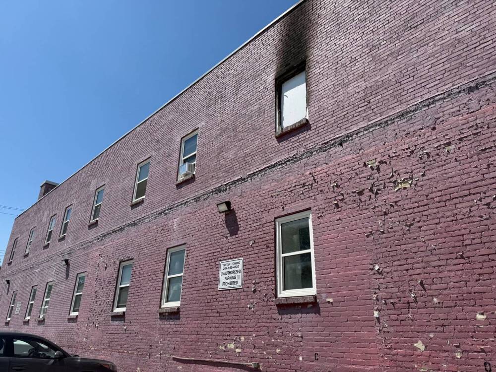 MORGAN MODJESKI / FREE PRESS
One person was found dead after a fire inside a suite in a two-storey apartment building in the 400 block of Ross Avenue, Friday.