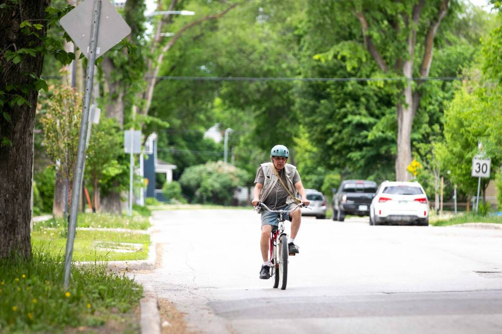 MIKAELA MACKENZIE / FREE PRESS
A cyclist rides down Wolseley Avenue. Bike Week Winnipeg is piloting a new student-friendly event by also branding bike-to-work day as bike-to-school day.