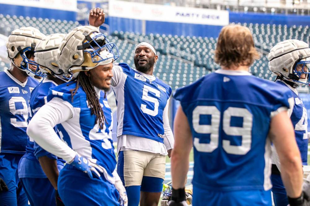 MIKAELA MACKENZIE / FREE PRESS
Winnipeg Blue Bomber defensive linemen Willie Jefferson (centre) and Jake Ceresna kept the pressure up on the Calgary Stampeders, especially late when it mattered most.