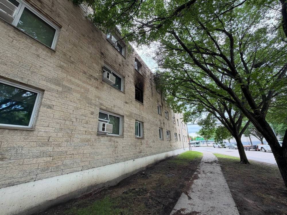 MORGAN MODJESKI / FREE PRESS
A window shows signs of fire damage at an apartment building at 166 River Avenue on Wednesday following a fire that took place in an apartment on Tuesday evening.
