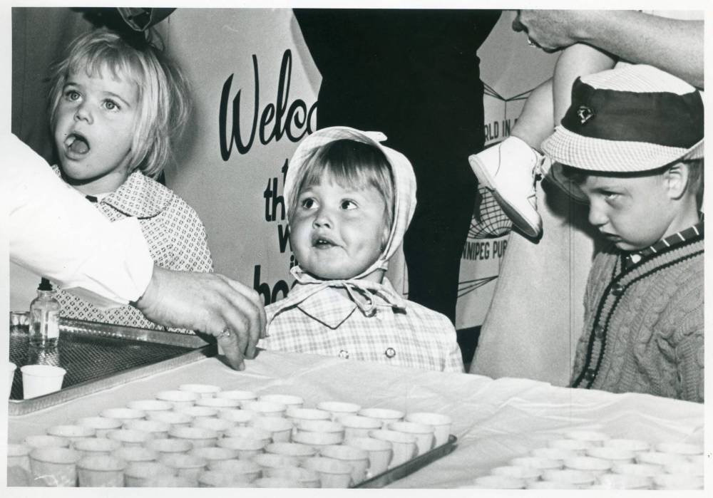 UM ARCHIVES / WINNIPEG TRIBUNE PHOTOGRAPH COLLECTION
Winnipeg children await getting the polio vaccine in
1964.
