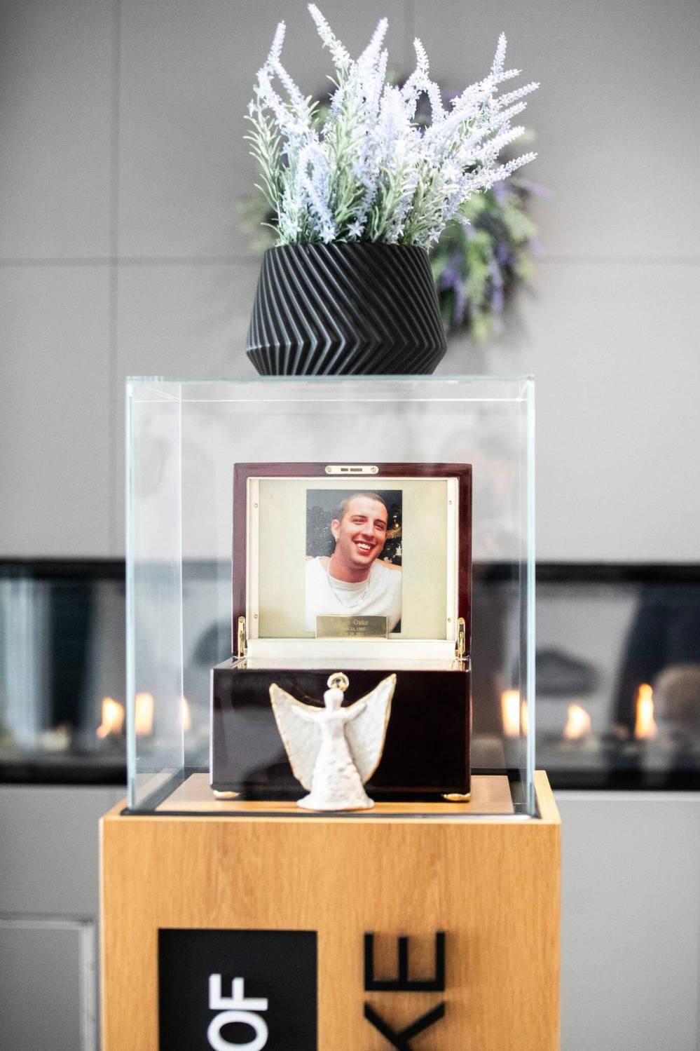 MIKAELA MACKENZIE / FREE PRESS
The urn holding the ashes of Bruce Oake, the centre’s namesake, is on display in the atrium.