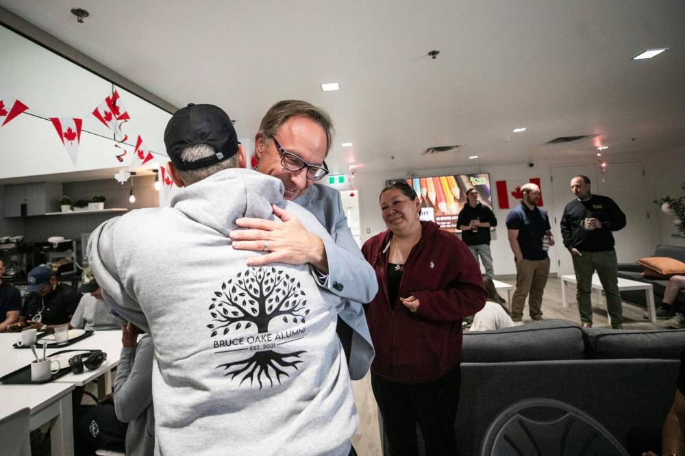MIKAELA MACKENZIE / FREE PRESS
Kyllo congratulates a participant for a sobriety milestone during lunch. The centre holds a gratitude lunch every Thursday.