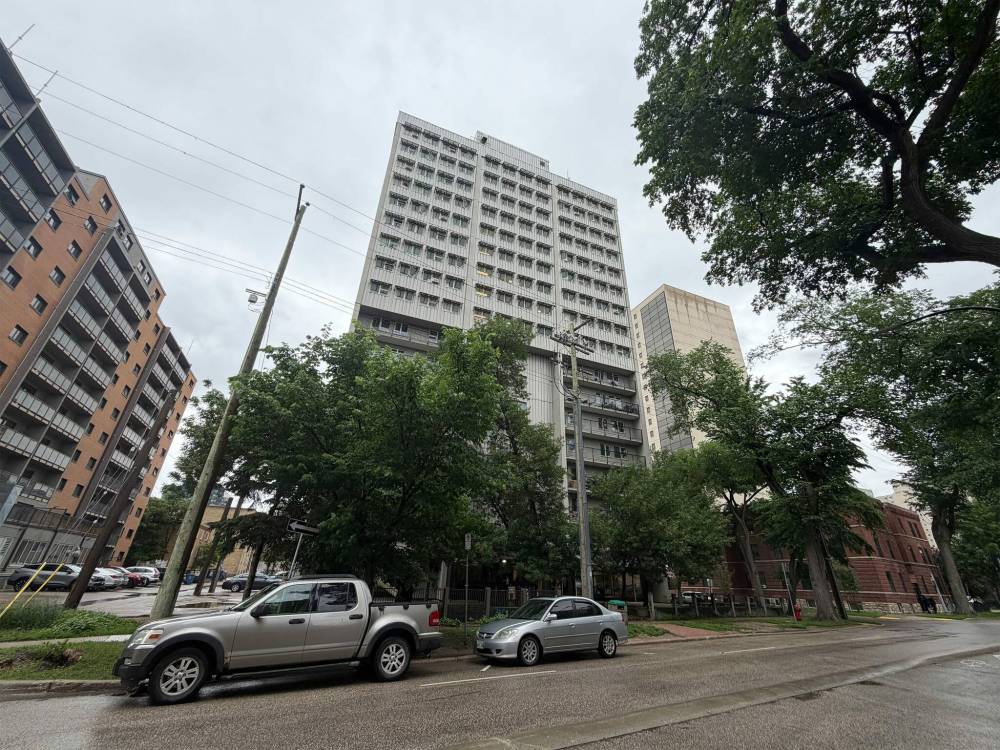 MORGAN MODJESKI / FREE PRESS
Residents of the 17-storey Manitoba Housing and Renewal Corp. building at 375 Assiniboine Ave. say it has security issues that put tenants at risk.