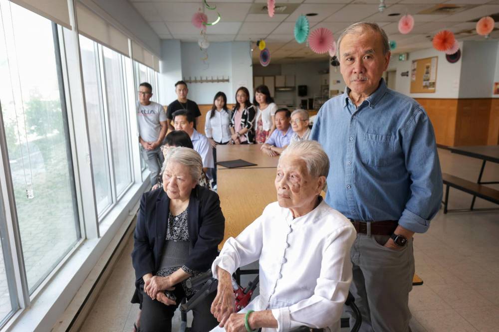 RUTH BONNEVILLE / FREE PRESS
Vietnamese Association of Manitoba spokesperson Quanhai Tonthat, (right) with Vietnamese community members and residents of Saigon Centre in the multi-purpose room they use regularly.