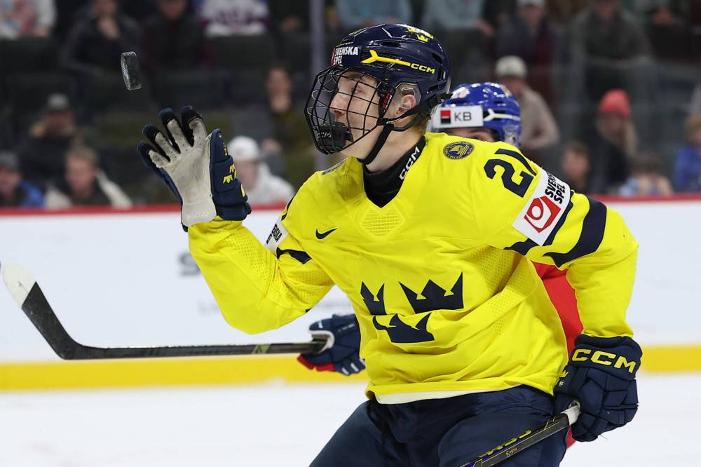 MATT KROHN / THE ASSOCIATED PRESS
Winnipeg Jets draft pick Viggo Bjorck (21) of Sweden controls the puck during the first period of an IIHF World Junior Hockey Championship gold medal game against Czechia on Jan. 5, in St. Paul, Minn.