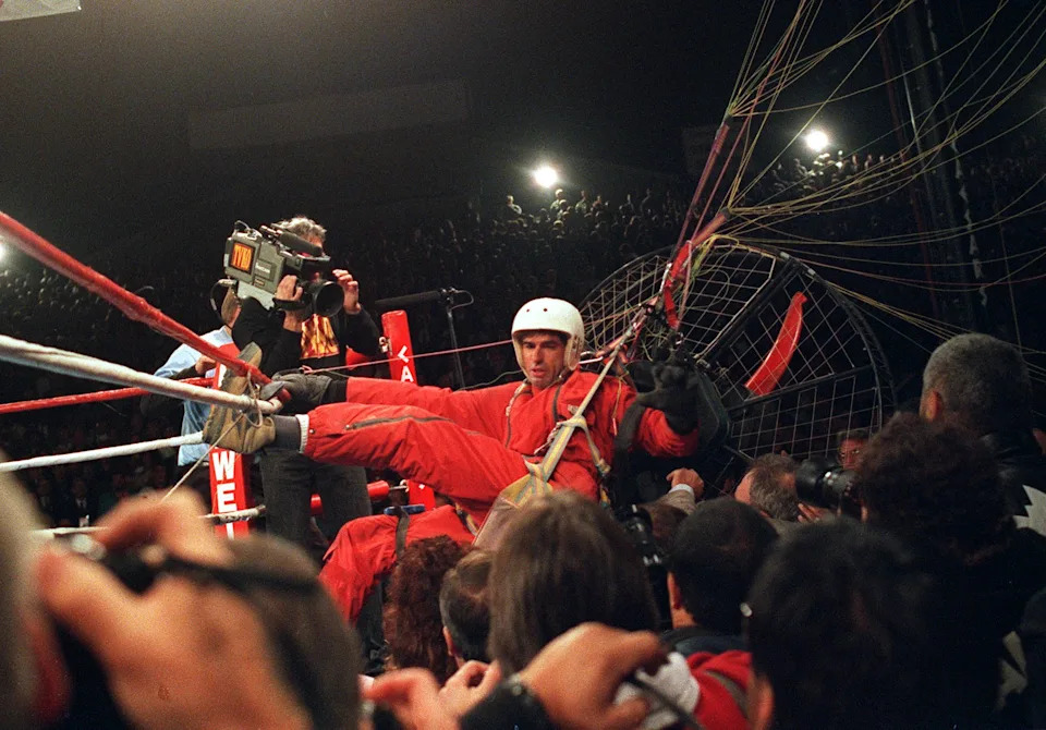 6 NOV 1993: JAMES MILLER KNOWN AS ''FAN MAN'' LANDS AT RING SIDE DURING THE RIDDICK BOWE V EVANDER HOLYFIELD WORLD HEAVYWEIGHT TITLE FIGHT IN LAS VEGAS, NEVADA. MILLER''S UNSCHEDULED LANDING CAUSED THE BOUT TO BE DELAYED AS HE WAS ARRESTED. Mandatory Credi