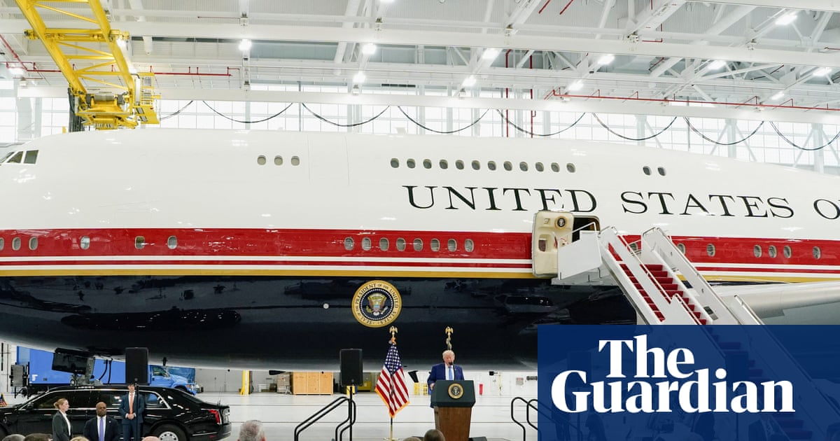 Trump unveils new Air Force One, a converted Qatari 747 | Donald Trump