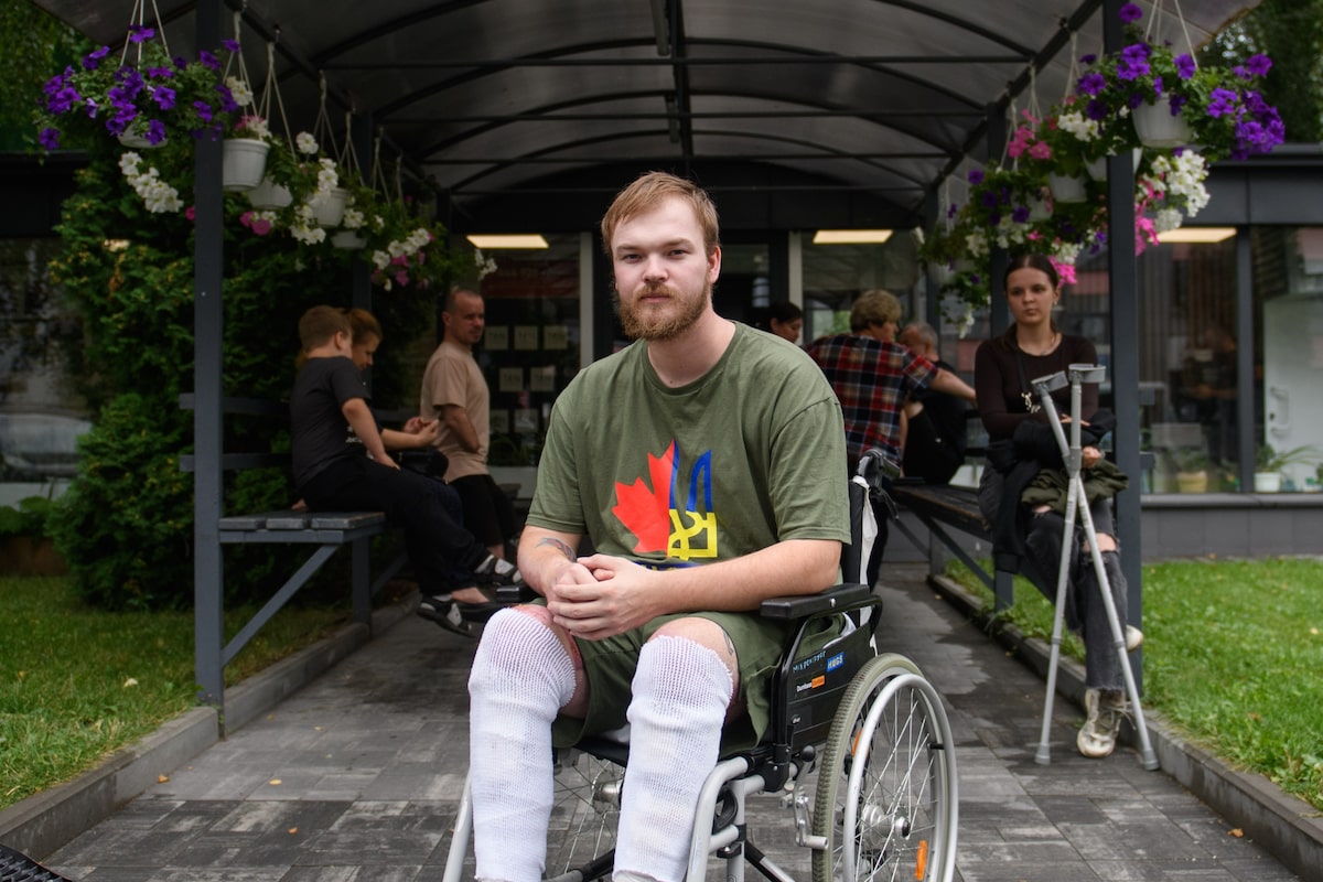 Wounded Calgary man awarded medal for bravery in Ukraine